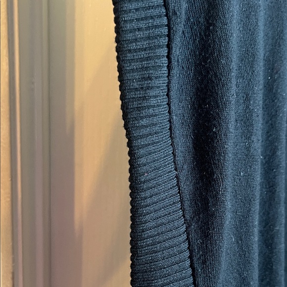 Cable & Gauge Two-Tone Burgundy and Black Turtleneck Sweater - Picture 4 of 6